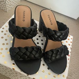 New braided black Sandals